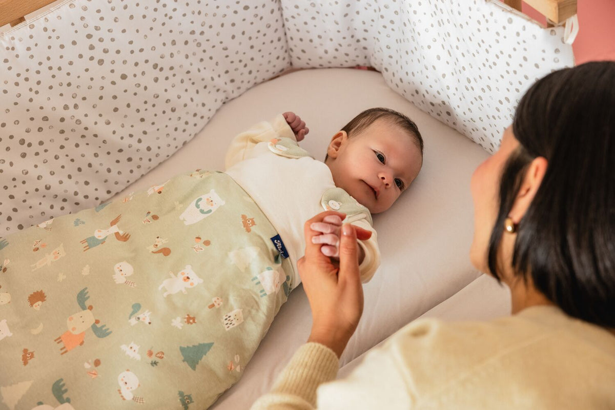 Was trägt das Baby im Bett?